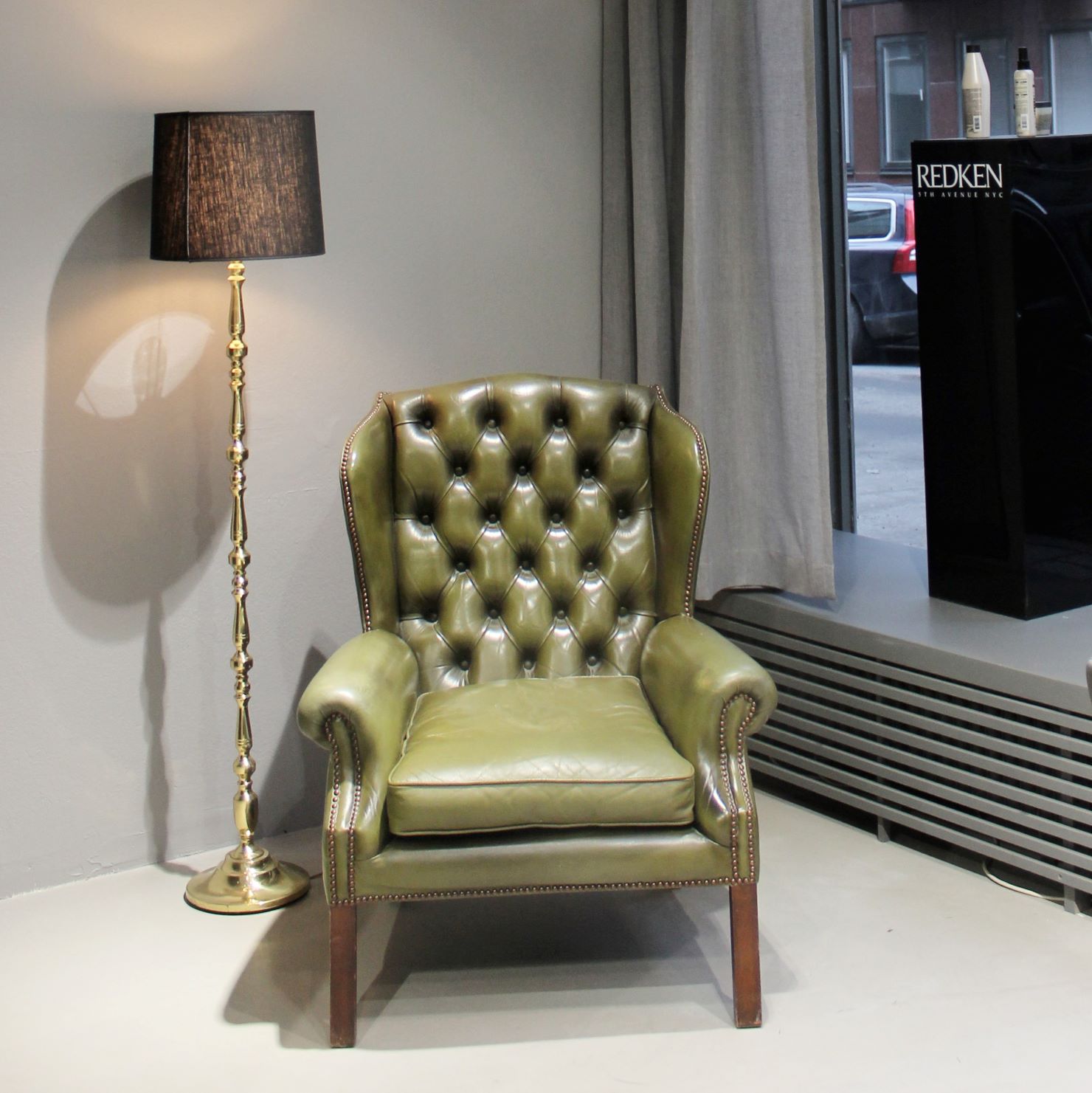 Boka tid hos frisör för klippning på Östermalm i Stockholm. Bilden visar fotölj i frisörsalongen.