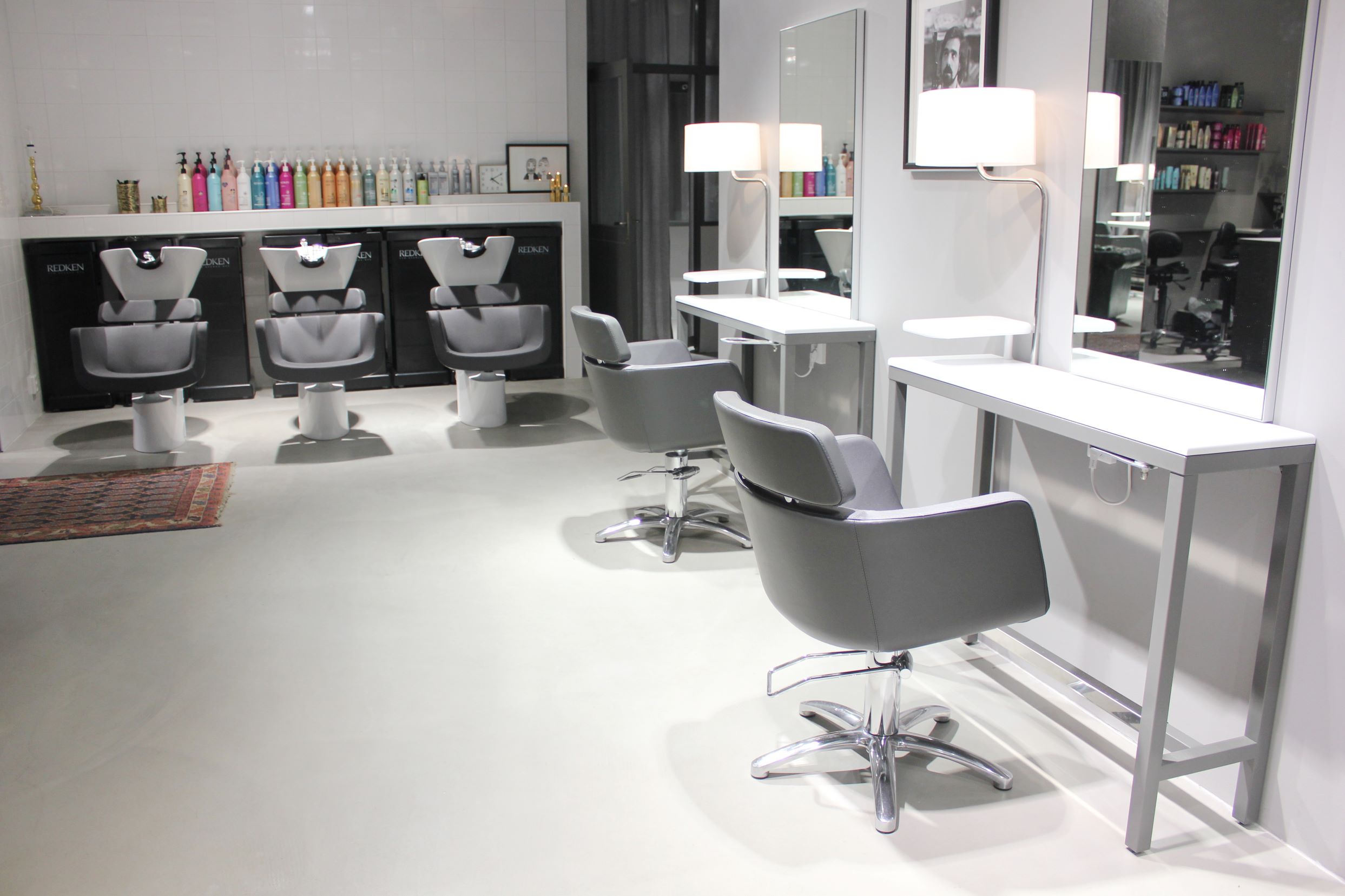 PM Stockholm är en frisörsalong på Östermalm. Bilden visar frisörstolar för klippning och stolar för hårfärgning.