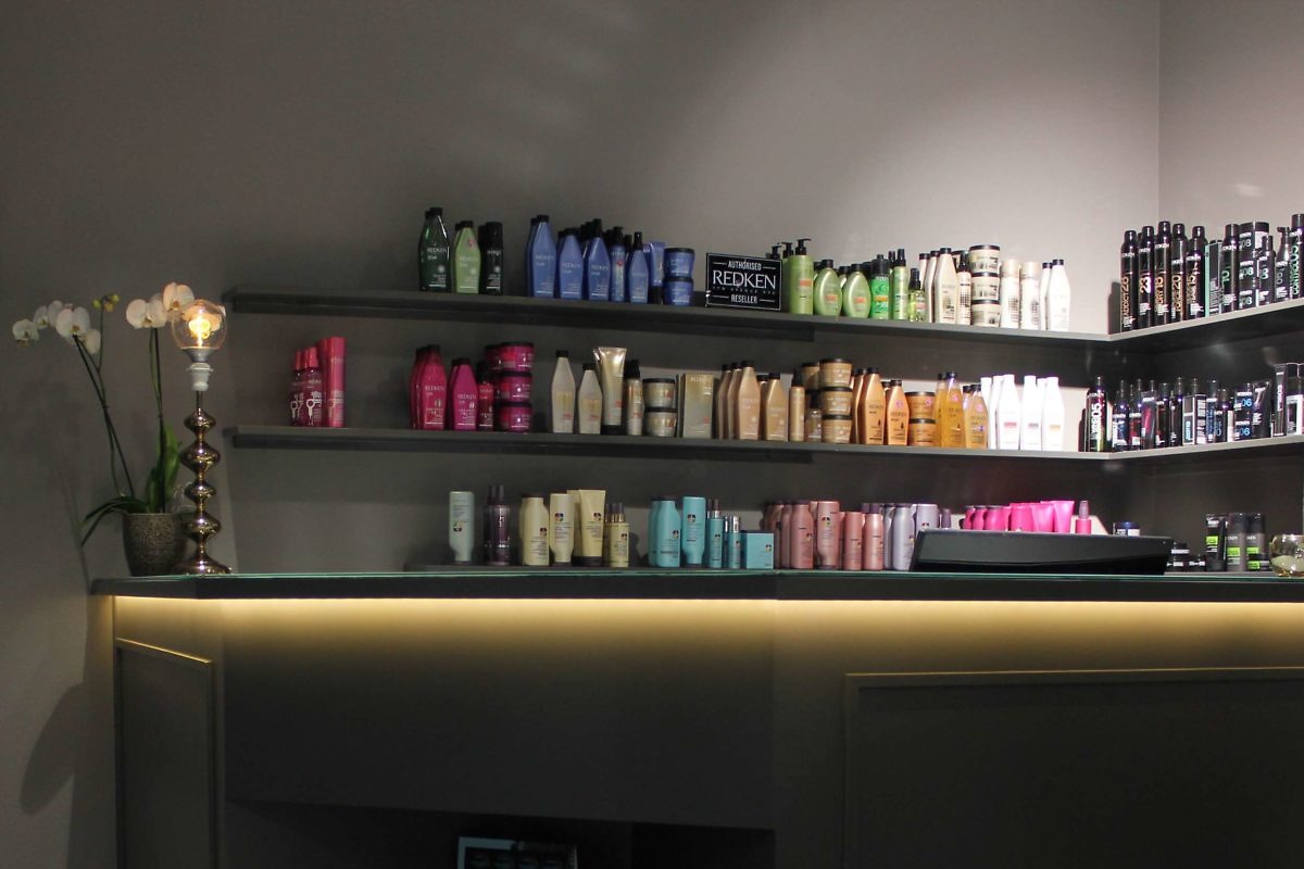 Redken hårsalong i Stockholm på Östermalm. Bilden visar Redken hårprodukter i frisörsalongens reception.